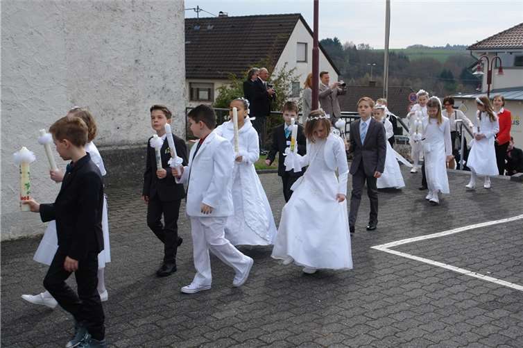 Die Kommunionkinder in St. Katharinen ziehen in die Pfarrkirche ein.