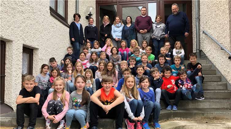 Die Kommunionkinder mit Eltern, Katecheten und Betreuer.Foto: privat