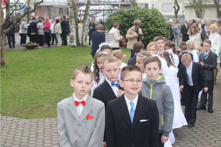 Die Kommunionkinder sind zum feierlichen Einzug bereit.