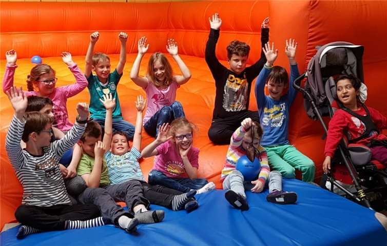 Die Kommunionkinder spendeten für die Förderschüler und besuchten die Förderschule zur Übergabe. Quelle: Herz-Jesu-Haus Kühr