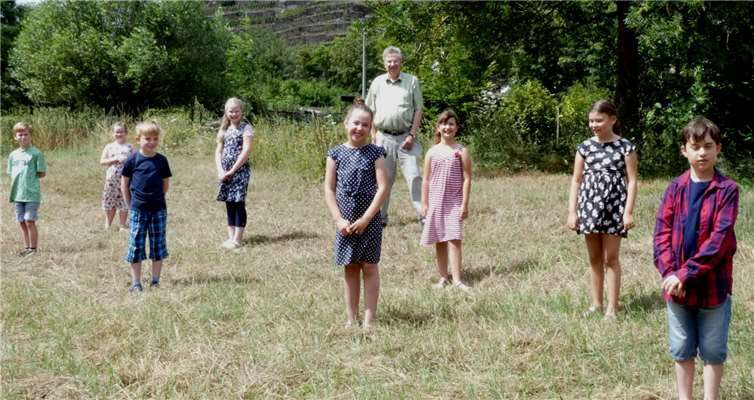 Die Kommunionkinder suchen einen Platz für ihren Erinnerungsbaum aus.Foto: privat