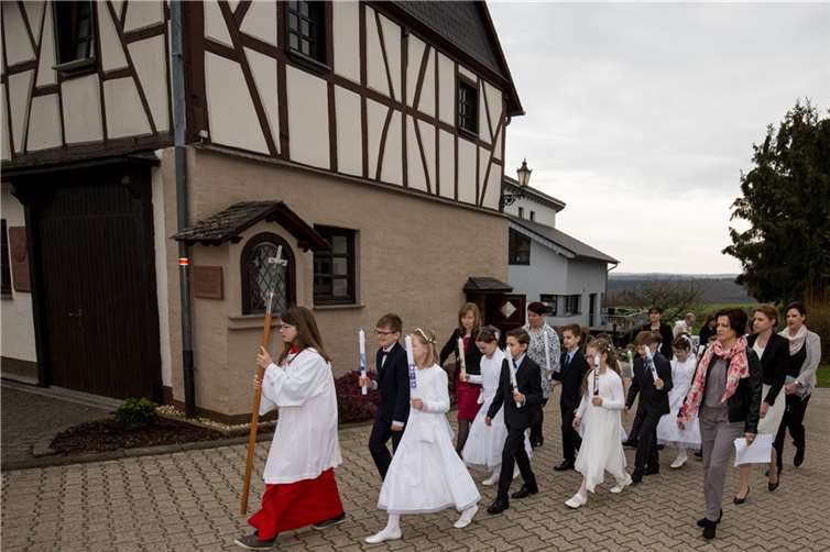 Die Kommunionkinder trafen sich festlich gekleidet im Feuerwehrhaus und zogen von dort in einer Prozession zur Sankt Kastor Kirche. Foto EP