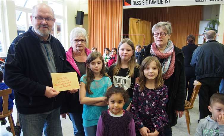 Die Kommunionkinder überreichten ihre Spende von 380 Euro an die Flüchtlingsinitiative „Fremde werden Freunde – Pellenz“. Ulla Buchmann