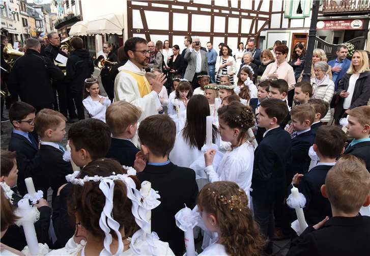 Die Kommunionkinder von St. Laurentius mit Dechant Jörg Meyrer.