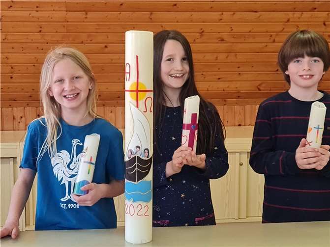Die Kommunionkinder wollten noch jeder für sich eine Kerze modellieren. Foto: Pfarrbüro Münstermaifeld