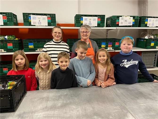 Die Kommunionkinder zu Besuch bei der Tafel.Foto: privat