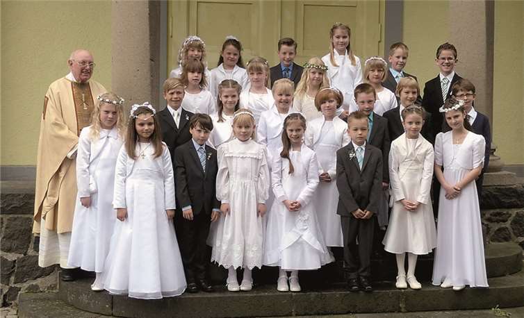 Die Kommunionskinder aus Plaidt und Pfarrer Hand Rith bei der obligatorischen Aufnahme. privat