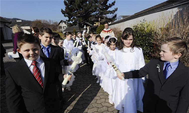 Die Kommunionskinder mit Dechant Jörg Meyrer im Hintergrund. -FIX-