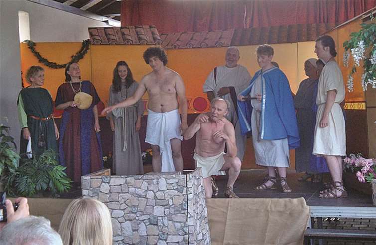 Die Komödie des Ensembles Casina führte tief in die antike Welt, wie sie auch auf dem Martberg ausgesehen haben dürfte.Heinz Kugel