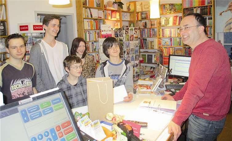 Die Kompetenzchecker vom HoT bei der Arbeit: hier in der Lesezeit von Benno Schneider. privat