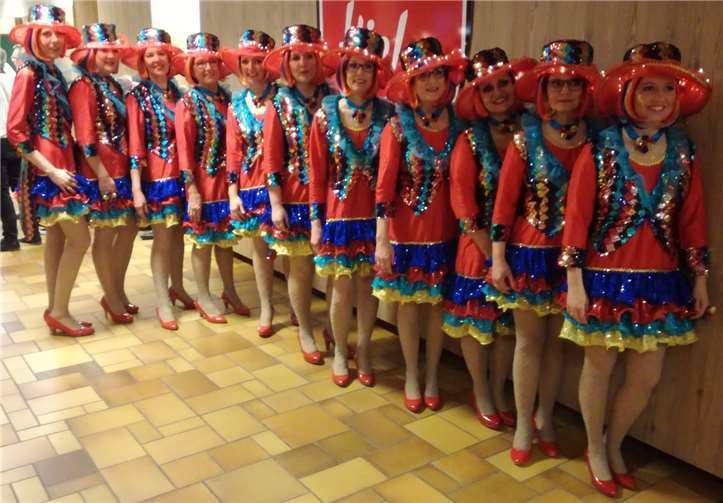 Die Konfettimöhnen zogen in ihren farbenfrohen Kostümen gutgelaunt in die Wiedhöhenhalle ein.Fotos: privat