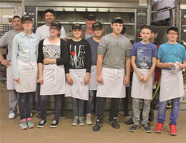 Konfirmanden-Gruppe backt für den guten Zweck