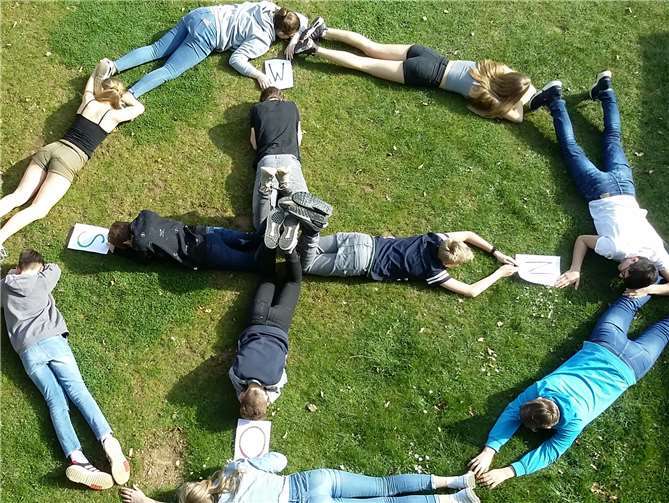 Die Konfirmanden der Gruppe Bach bilden einen Kompass.