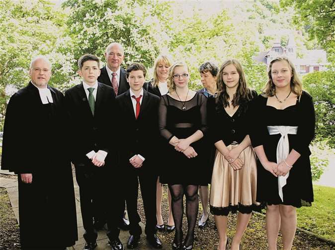 Die Konfirmanden der evangelischen Gemeinde.RÜ