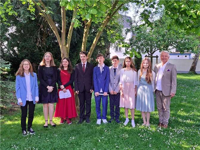 Die Konfirmanden mit Pastor Michael Schankweiler.  Foto: AB