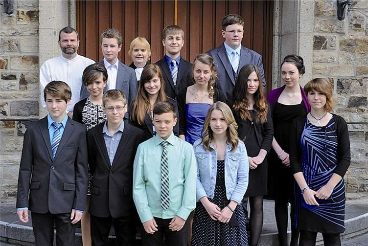 Die Konfirmanden nach ihrer feierlichen Aufnahme in die Glaubensgemeinschaft mit Pfarrerin und Jugendleiter. -FIX-