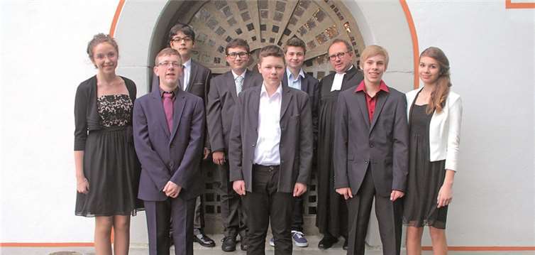Die Konfirmanden stellten sich zum Erinnerungsfoto auf.privat