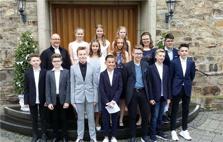 Die Konfirmanden vor der Kirche. Fotos: privat