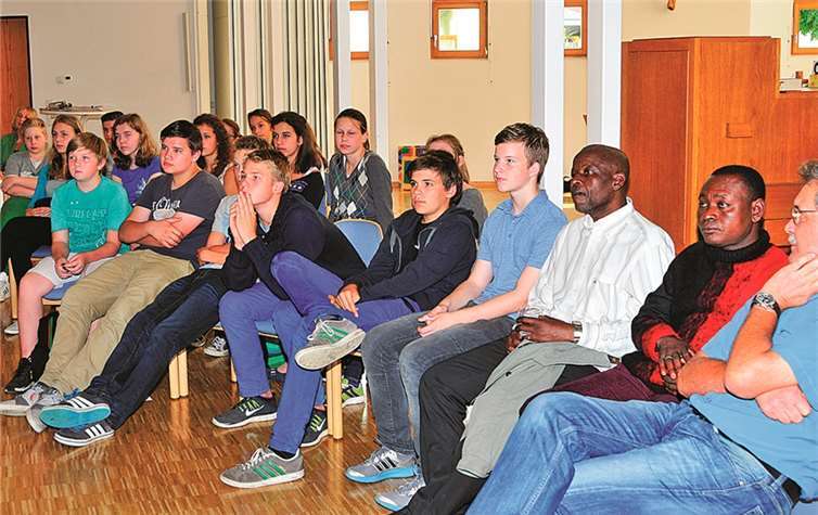 Die Konfirmandengruppen sowie die Gäste aus Benin wurden in Wort und Bild über das Projekt und die wirtschaftliche Situation in Westafrika informiert. privat