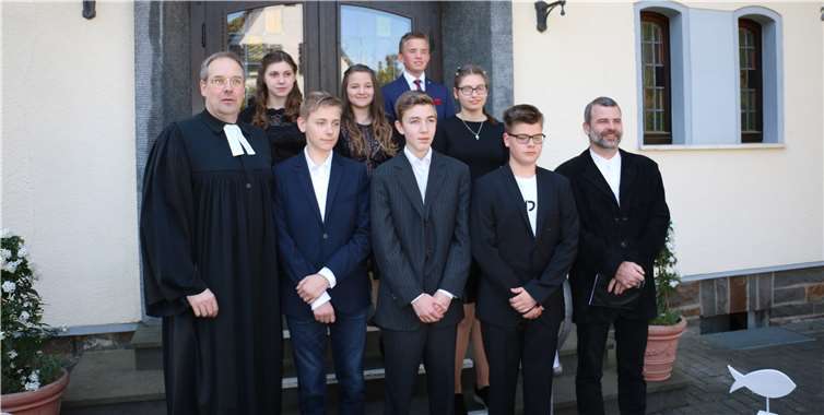 Die Konfirmandinnen und Konfirmanden an ihrem großen Tag. privat