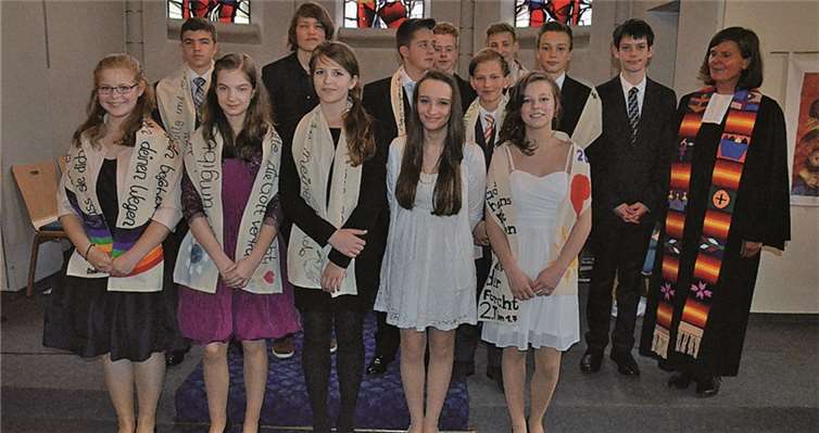 Die Konfirmandinnen und Konfirmanden aus Remagen und Kripp mit Pfarrerin Elisabeth Reuter (r.): Franziska Geil, Justin Jost, Jennifer Krain, Amelie Lenk, Johannes Neidhardt, Lisa Orthen, Lars Reinert, Paul Unger, Ferdinand von Freymann, Justin Weber, Lars Winterhagen, Caspar Zöckler und Jolina Löw.privat