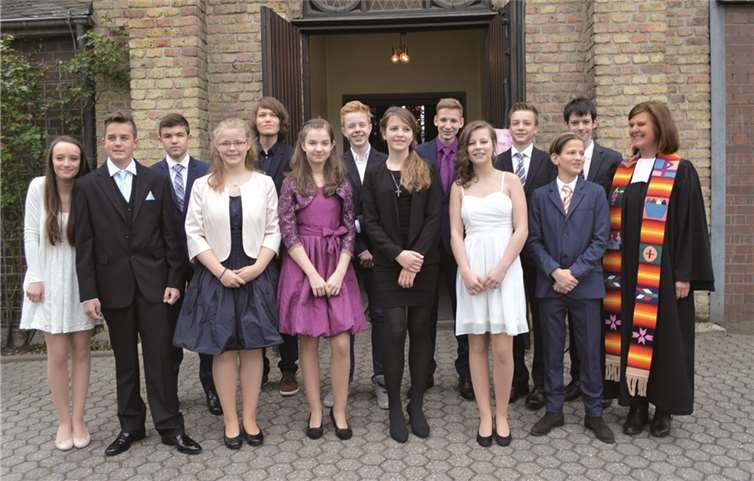 Die Konfirmandinnen und Konfirmanden aus Remagen und Kripp mit Pfarrerin Elisabeth Reuter vor den Toren der Friedenskirche. AB