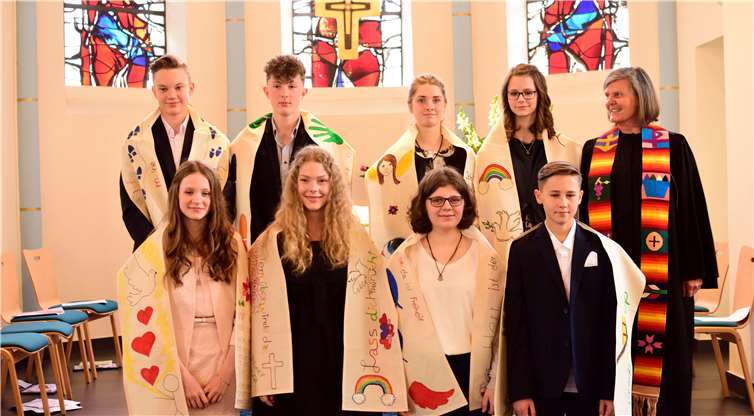 Die Konfirmierten: Amelie Bewersdorff, Simon Ertl, Elisa Antonia Feltes,Lucas-David Gessner, Annika Gremmler (aus Sinzig), Paula Maria Hahn,Carla Niedermeier und Connor Schubert mit ihren Stolen. Foto: -AB-