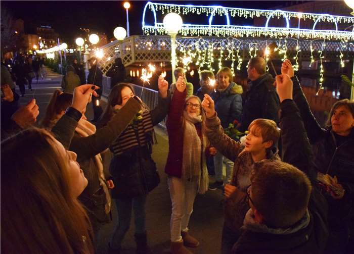 Die Konfis entzündeteten Wunderkerzen vor der schön illuminierten Brücke über die Lahn.