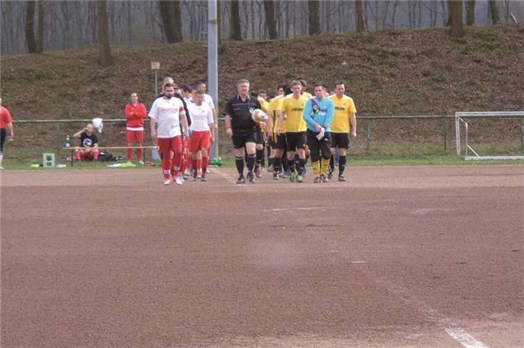 Die Kontrahenten betreten auf den Platz. privat