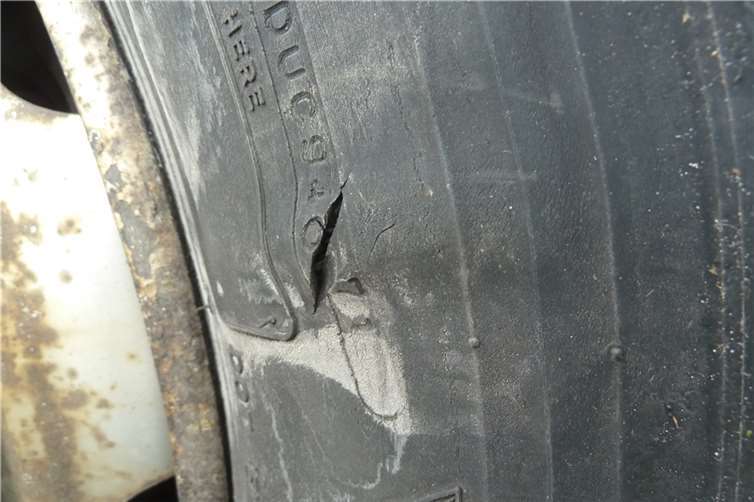 Die Kontrolleure hatten einen tiefen Einschnitt an einem Vorderreifen des Lkw festgestellt. Foto: Polizei