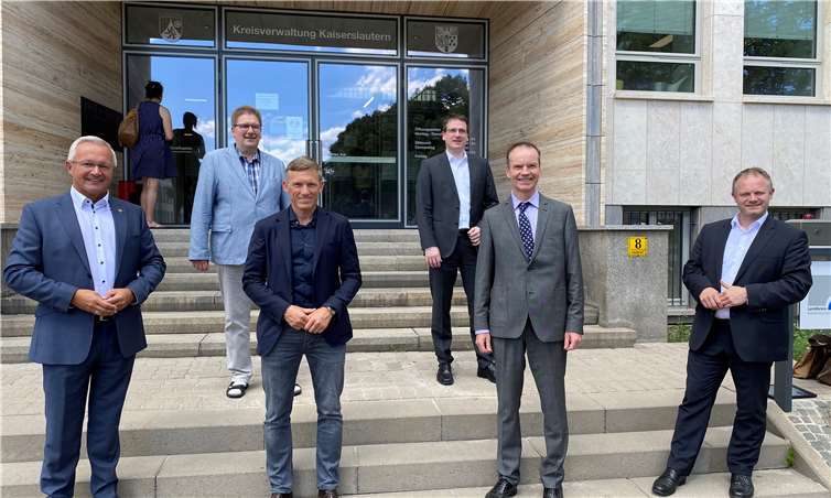 Die Konzepte zur Entwicklung und Vermarktung von Gewerbe- und Industrieflächenentwicklung in Stadt und Landkreis Kaiserslautern standen im Mittelpunkt eines Besuches von Neuwieds Landrat Achim Hallerbach und Oberbürgermeister Jan Einig in der Pfalzmetropole. Sie wurden begleitet von ihren Geschäftsführern der Wirtschaftsförderungsgesellschaften. Vor Ort stellten dann Landrat Ralf Leßmeister und Wirtschaftsförderer Dr. Philip Pongratz, WFK Kaiserslautern, den Besuchern die Erfahrungen mit ihren Konzepten vor. (v.l.n.r.): Landrat Achim Hallerbach, Landkreis Neuwied, Wirtschaftsförderer Jürgen Müller, Stadt Neuwied, Landrat Ralf Leßmeister, Landkreis Kaiserslautern, Wirtschaftsförderer Harald Schmillen, WFG Landkreis Neuwied, Wirtschaftsförderer Dr. Philip Pongratz, WFK Kaiserslautern Oberbürgermeister Jan Einig, Stadt Neuwied.Quelle: Kreisverwaltung Neuwied