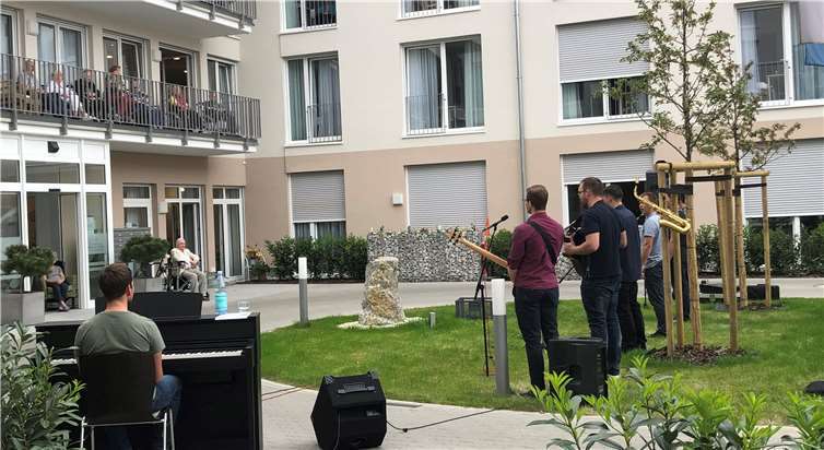 Die Konzerte im Innenhof bieten eine willkommene Abwechslung im Corona-Alltag. Foto: privat