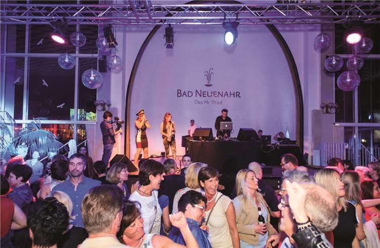 Die Konzerthalle im Kurpark verwandelte sich in einen gläsernen Tanztempel. RERE