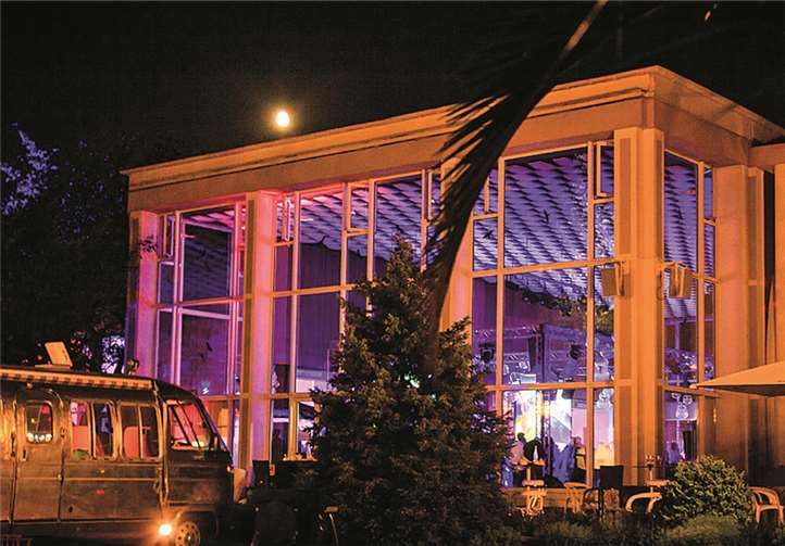 Die Konzerthalle verwandelt sich dank modernster Licht-, Video- und Soundtechnik in einen gläsernen Tanztempel. privat