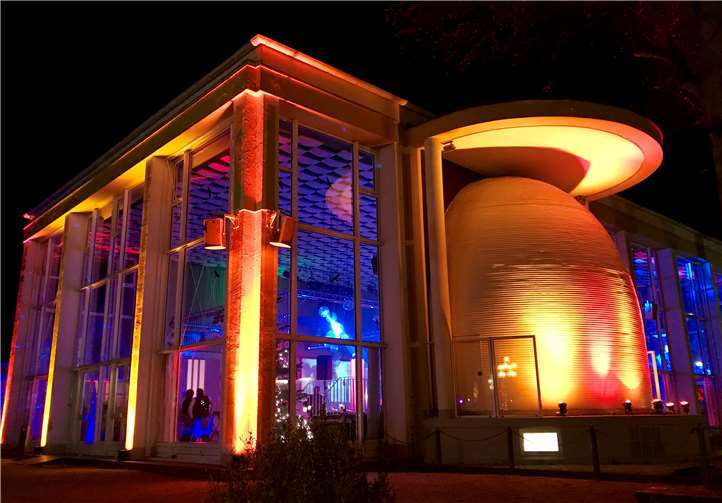 Die Konzerthalle wird zum gläsernen Tanztempel umfunktioniert. privat