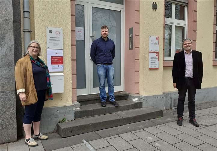 Die Kooperation der vergangenen Jahre wird durch die neue Clearingstelle noch einmal intensiviert. V.li. Dr. Claudia Tamm (Vorsitzende MediNetz Koblenz e. V), Daniel Krauss (Clearingstelle Krankenversicherung), Achim Meis (Leiter Soziale Dienste beim Caritasverband Koblenz).Quellen: Caritasverband Koblenz