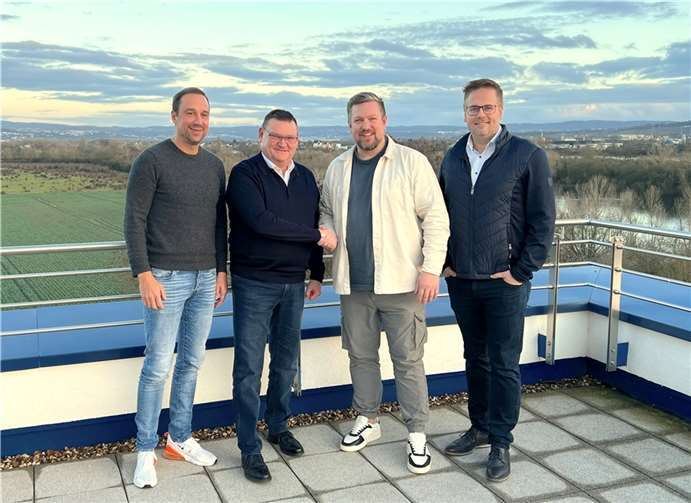 Die Kooperation ist besiegelt (v.r.): Thomas Kill von den SWN und Michael Reichert von WI Energy bilden künftig die Doppelspitze der neuen „SWN Green Energy“. Eine Partnerschaft auf Augenhöhe, wie auch Stefan Herschbach und Ingo Berens betonen.  Foto: : Max Vohl/SWN