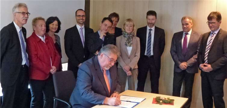 Die Kooperationspartner unterschreiben die Vereinbarung zum gemeinsamen Lotsenhaus.