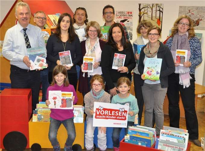 Die Kooperationspartner von RHEINBACH LIEST VOR stellten in der Öffentlichen Bücherei St. Martin gemeinsam mit Bürgermeister Stefan Raetz die neue Empfehlungsbroschüre VORLESEN 2015/16 vor.privat