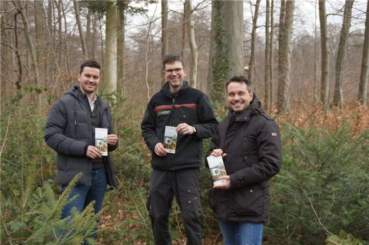 Die Kooperationspartner (v.r.) Oberbürgermeister David Langner, Forstamtsleiter Sebastian Schmitz und Umweltamtsleiter Johannes Mader präsentieren stolz das Jahresprogramm 2023.  Foto: Landesforsten.RLP.de / Dietmar Ebi