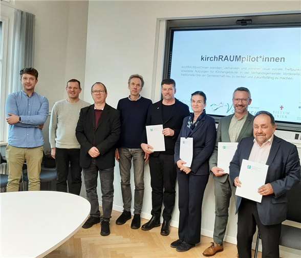 Die Kooperationspartnerinnen und Kooperationspartner im Projekt kirchRAUMpilot*innen besiegeln vertraglich ihre Zusammenarbeit und hoffen auf innovative Ideen und nachhaltige Lösungen mit Modellcharakter für ländliche Räume. V.li.n.re: Prof. Peter Thomé (Hochschule Koblenz), Hermann Condné (Bistum Trier), Prof. Dr. Antje Liersch (Vizepräsidentin Forschung, Hochschule Koblenz), Verbandsbürgermeister Alfred Schomisch (VG Vordereifel).  Foto: Hochschule Koblenz/ Lioba Speer