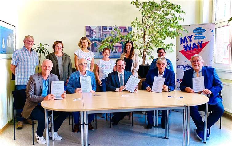 Die Kooperationsvereinbarung für die Etablierung von Jugendagenturen in MYK ist ein wichtiger Schritt, da waren sich alle Unterzeichner einig (vorne von rechts): MYK-Jobcenter-Geschäftsführer Rolf Koch, Andernachs Bürgermeister Claus Peitz, Erster Kreisbeigeordneter Pascal Badziong, Mayens Oberbürgermeister Dirk Meid und Thomas Becker, stellvertretender Leiter der Agentur für Arbeit Mayen-Koblenz. Foto: Jobcenter MYK