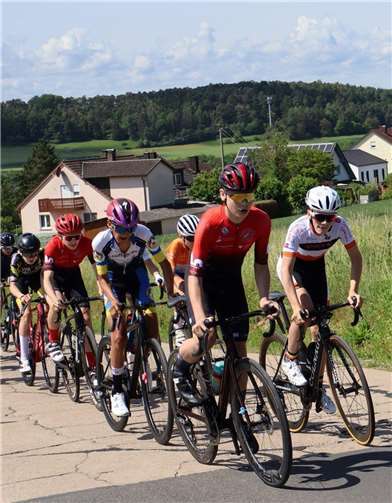Die Kopfgruppe mit Daan und Valentino im roten Trikot des RSC an einem der Anstiege.  Foto: RSC Rheinbach