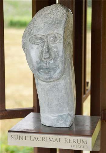 Die Kopfplastik aus Speckstein erinnert an die Leiden der Inhaftierten.