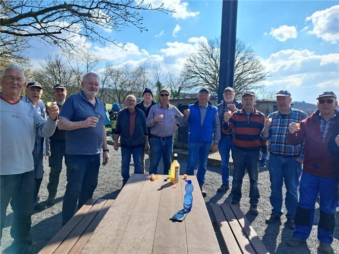 Die „Koppelaner“ bedanken sich bei Magdalene und Ralf Ueberall, die die Kosten des Frühstücks gespendet haben.  Foto: Ralf Ueberall