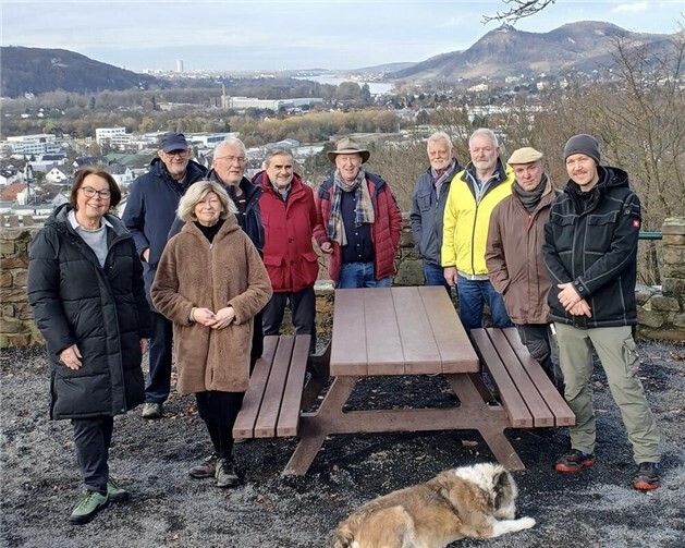 Die Koppelaner danken vor Ort den Vertreterinnen des Heimatvereins Inge Morsbach und Heike Riznar (vorn von links) sowie Ulrich Adenauer (rechts), Vorstand der Jagdgenossenschaft, für großzügige Spenden für den Erwerb der neuen Sitzgarnitur auf dem Aussichtsplateau „Koppel“.  Foto: Ralf Ueberall