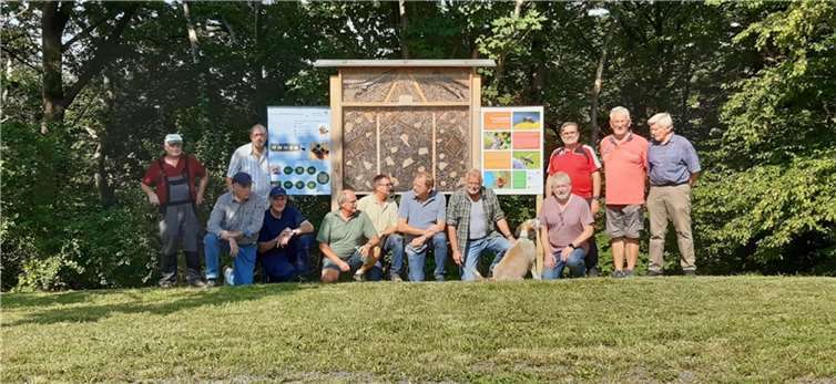 Die „Koppelaner“ vor dem neuen Bienenhotel. Foto: privat