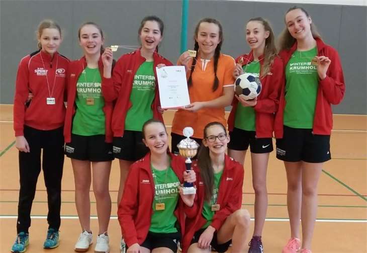 Die Korbballmädchen des TV Urbar freuen sich über den Pokal.privat