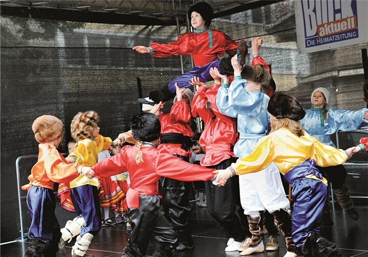 Die Kosaken-Gruppe der Ballettschule Beug waren eine tänzerische als auch farbliche Augenweide.
