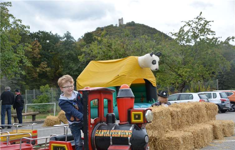Die Kosten für den Santa Fe Express und die Hüpfburg wurden von der Gemeinde übernommen.Da konnten die Kinder kostenlos ihre Runden drehen und hatten viel Spaß